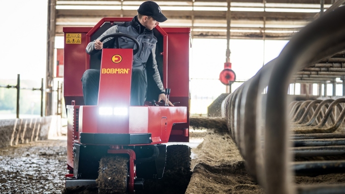 BOBMAN POWERLOAD i stald med LED-forlygte og båndstrøning