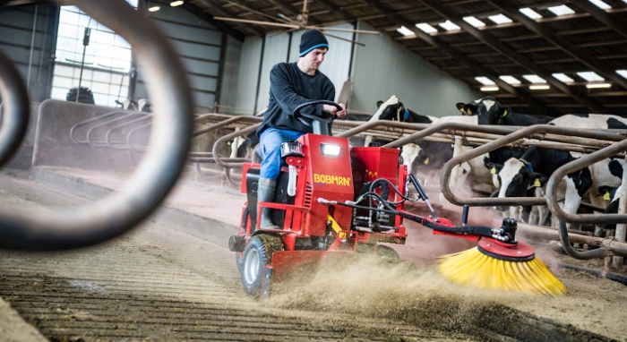 Redskabsbærer-strømaskine med sidefeje – BOBMAN PROMAX i aktion