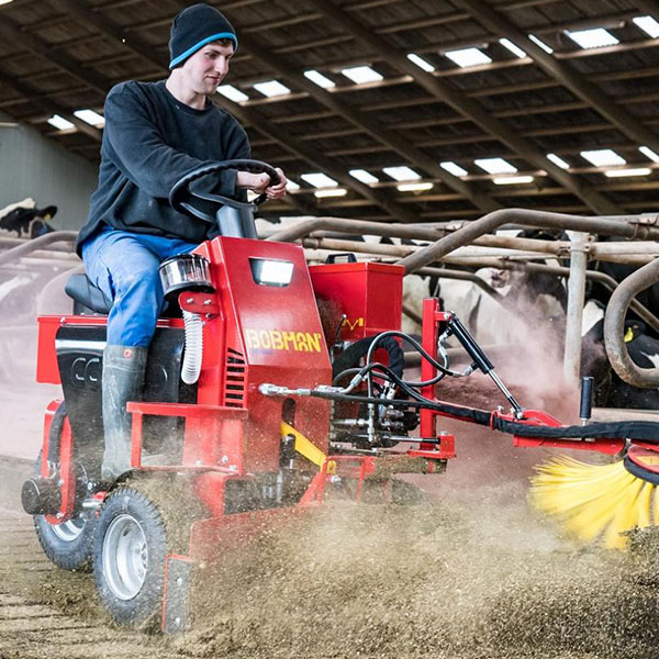 Rengøring af stald med BOBMAN maskine. Effektiv staldrengøring sænker celletal